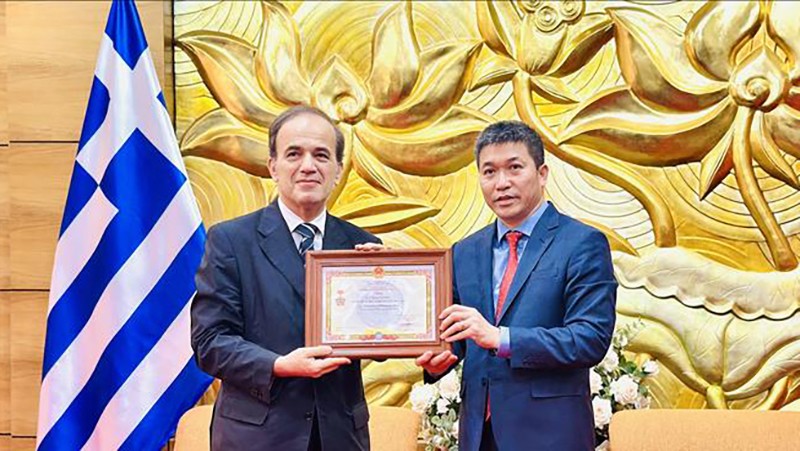 Послу Греции во Вьетнаме вручена памятная медаль «За мир и дружбу между народами»