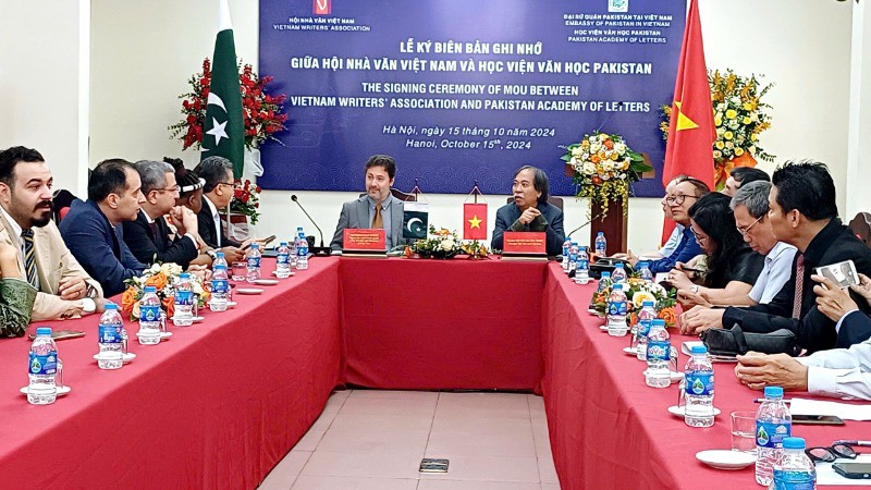 Ассоциация вьетнамских писателей подписала документ о сотрудничестве с Пакистанской академией литературы
