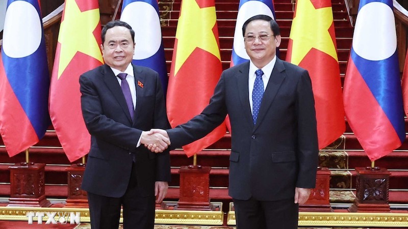 Председатель НС СРВ Чан Тхань Ман встретился с Премьер-министром Лаоса Сонексаем Сипхандоном