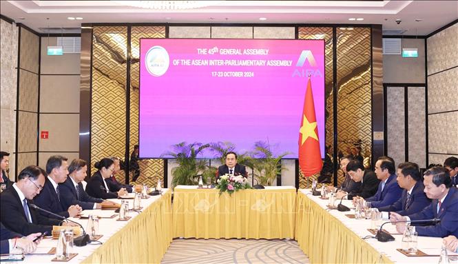 Председатель НС Чан Тхань Ман принял Председателя Общества лаосско-вьетнамской дружбы