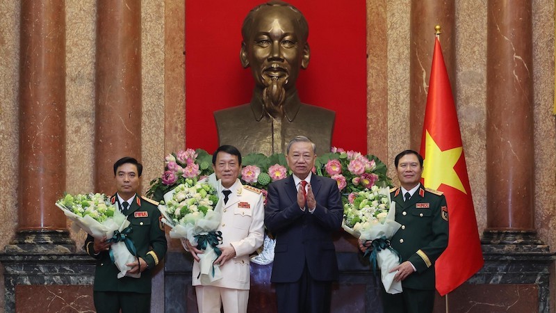 Генеральный секретарь ЦК КПВ, Президент То Лам председательствовал на церемонии назначения на высшие командные должности
