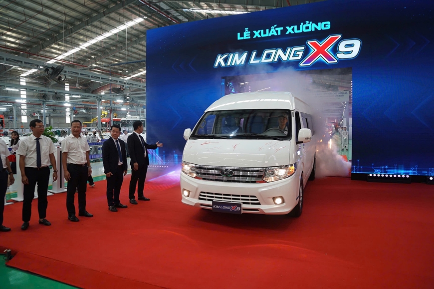 Вьетнам выпустил первый микроавтобус собственного производства