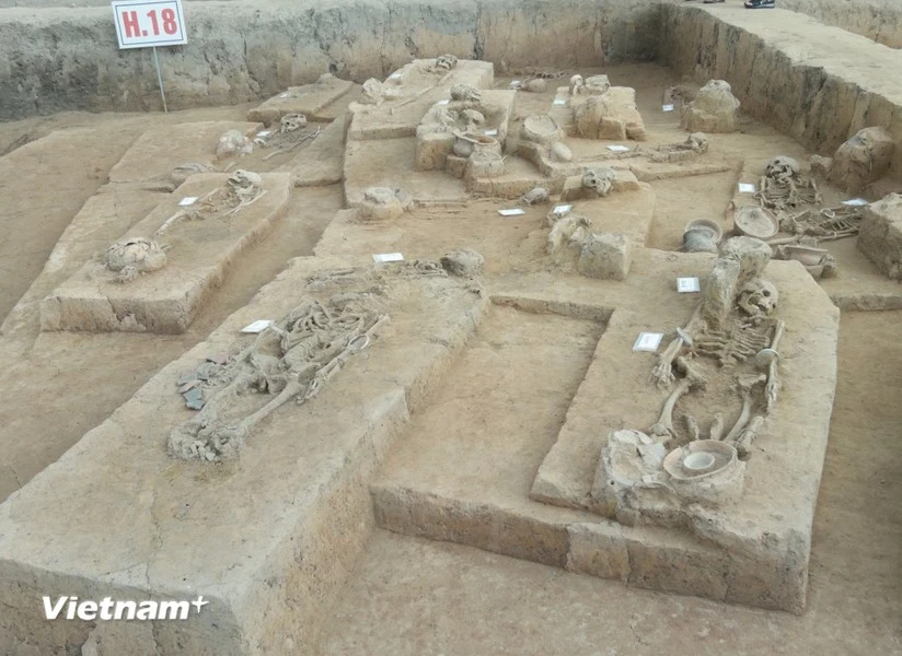 Крупный план остатков захоронения до периода Донгшон в Ханое