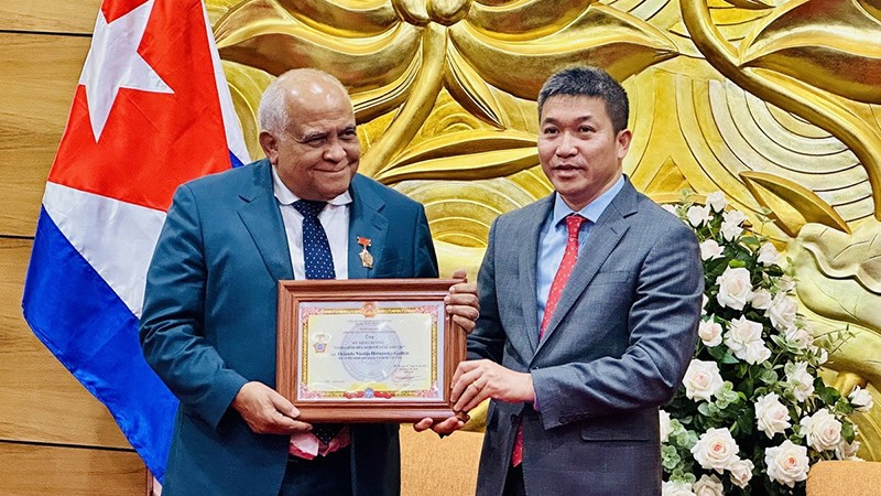 Вручение памятной медали «За мир и дружбу между народами» Послу Кубы во Вьетнаме