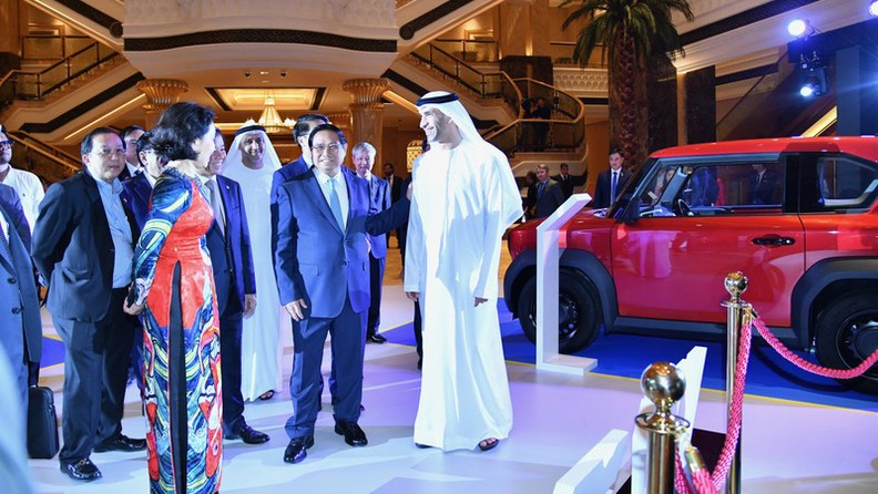 Премьер-министр Фам Минь Тьинь принял участие в церемонии запуска автомобилей Vinfast в ОАЭ