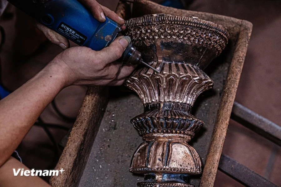 В деревне бронзового литья Тханглонг печи горят уже более четырех веков