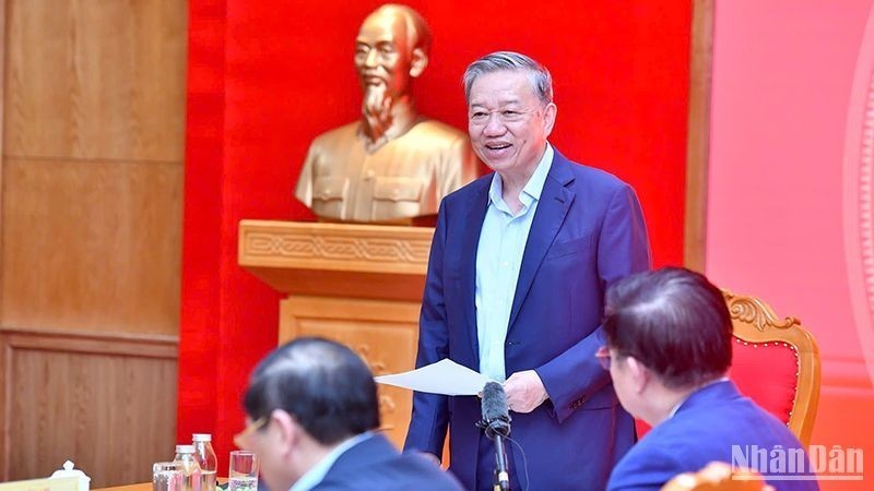 Работа по пропаганде и политическому воспитанию в новый революционный период должна создать единство внутри Партии и народа