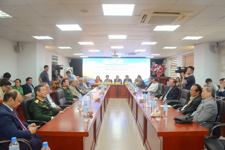 Прошли беседа и выставка о журналисте, дипломате Ли Ван Шау