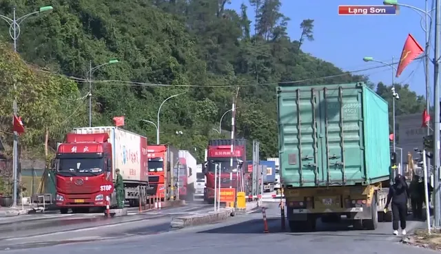 Резко растет поток товаров через границу в конце года