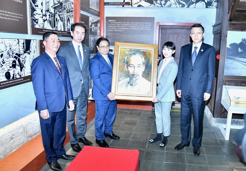 Премьер-министр посетил мемориальный комплекс Президента Хо Ши Мина в Куньмине