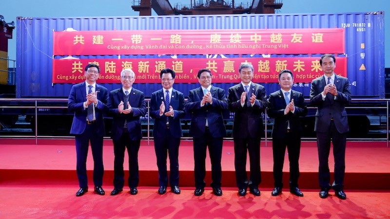 Премьер-министр Фам Минь Тьинь посетил Международный логистический центр Чунцина