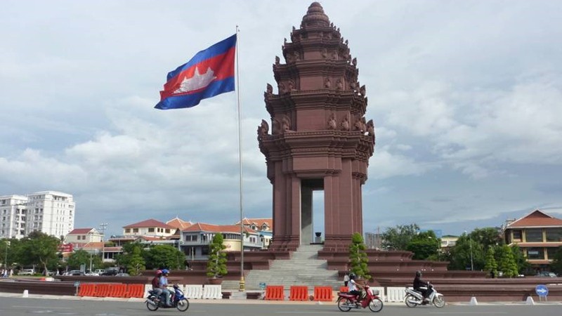 Высшие руководители Вьетнама поздравили Камбоджу с Национальным праздником