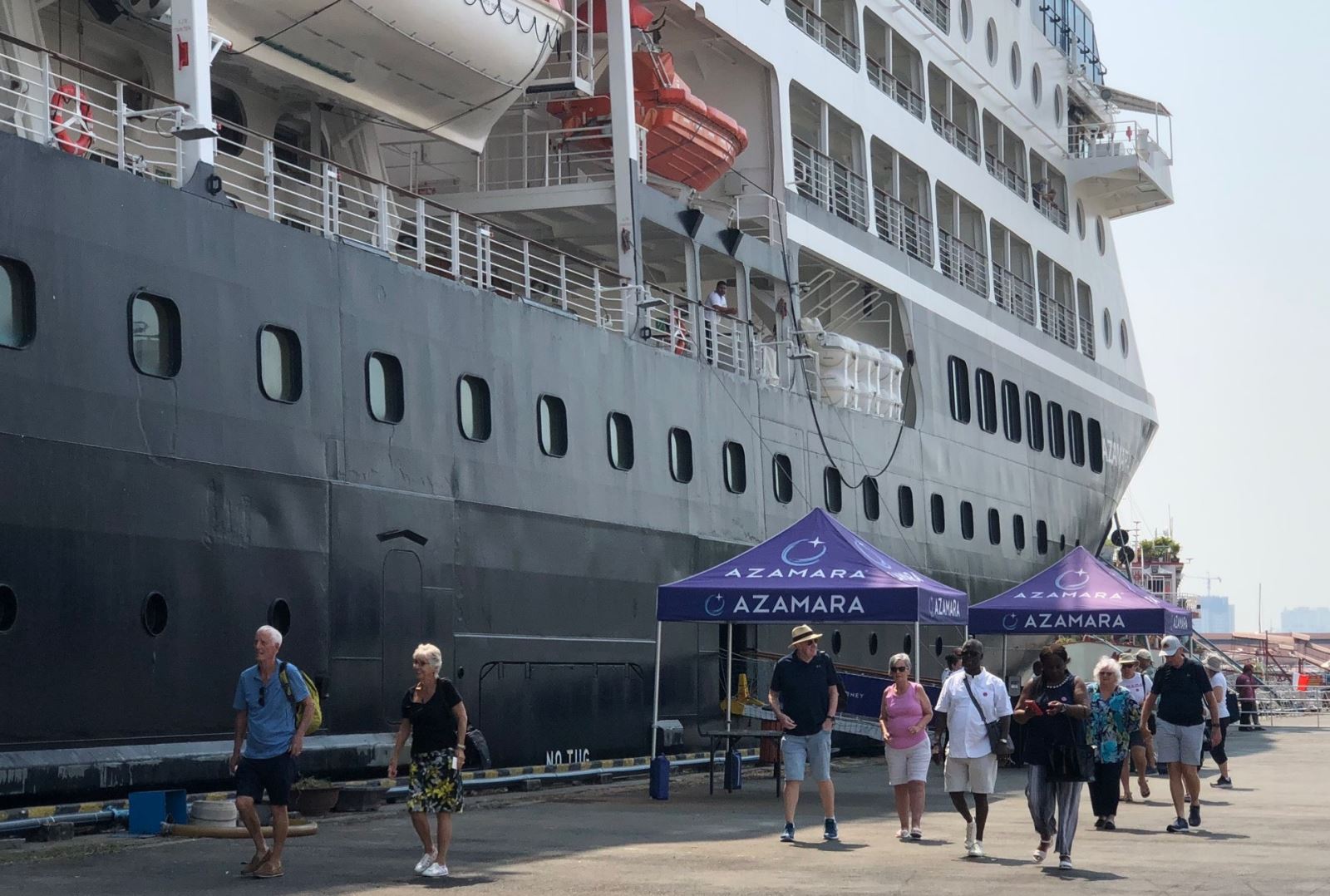 Много иностранных туристов, прибывших на круизных лайнерах