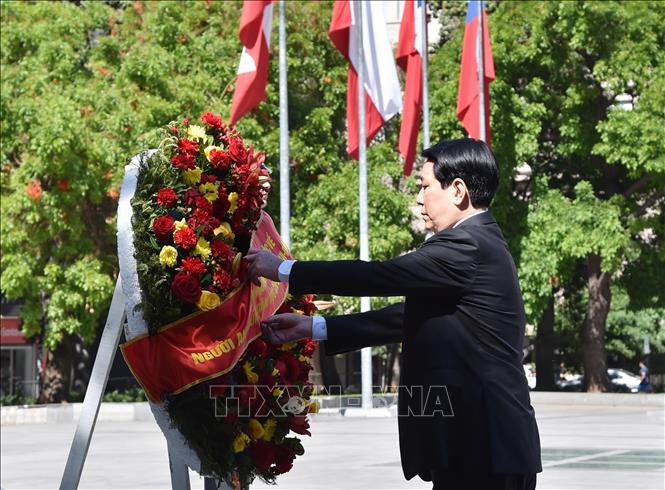 Президент Лыонг Кыонг возложил венок к памятнику национальному герою Республики Чили Бернардо О’Хиггинсу