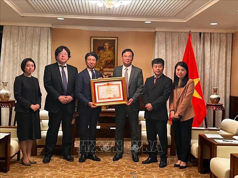 Вручение похвальной грамоты Премьер-министра Вьетнама японскому парламентарию