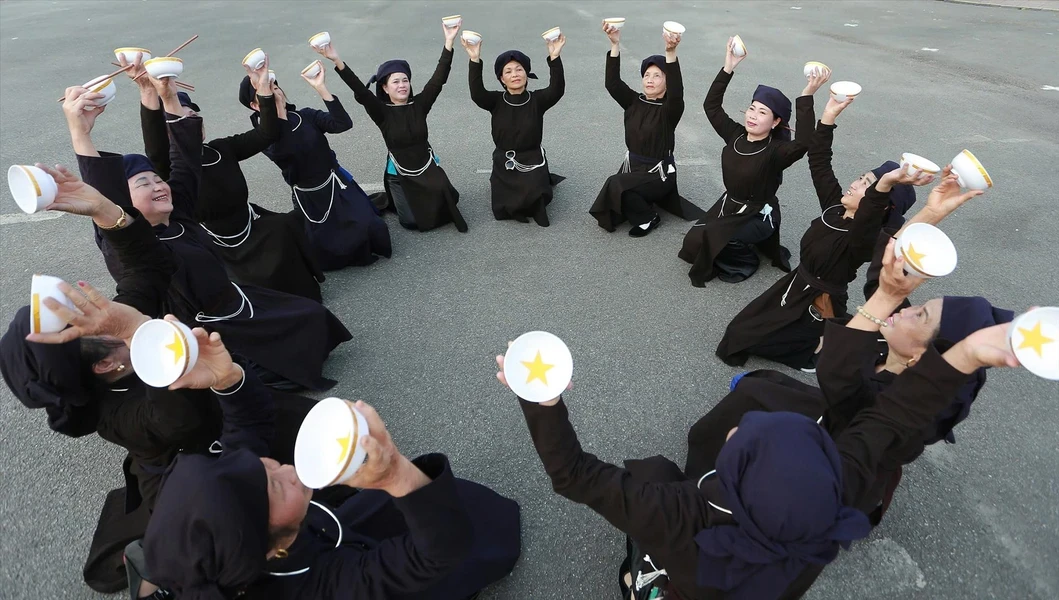 Танец с чашей народности тай в Баккане