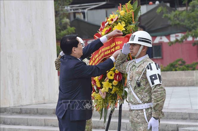 Президент Лыонг Кыонг возложил венок к памятнику национальным героям, павшим в борьбе за независимость Перу