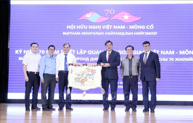 Дружеская встреча по случаю 70-летия установления дипломатических отношений между Вьетнамом и Монголией