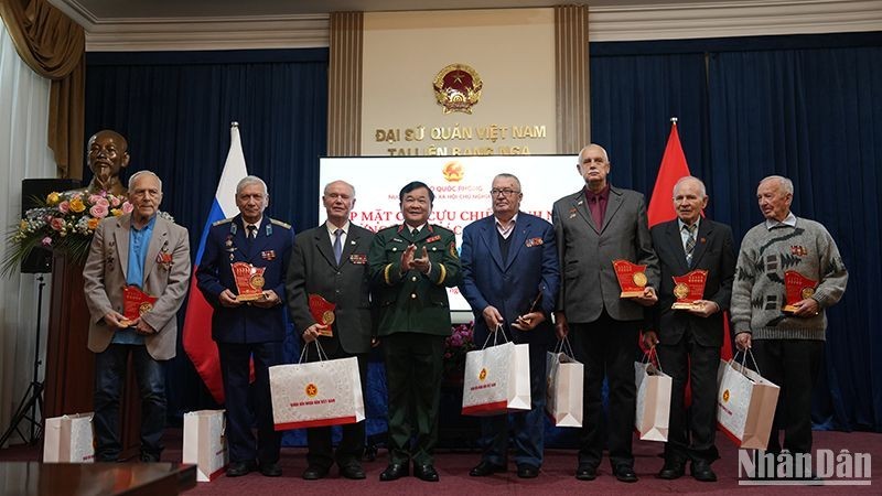 Выражение благодарности российским ветеранам, работавшим во Вьетнаме