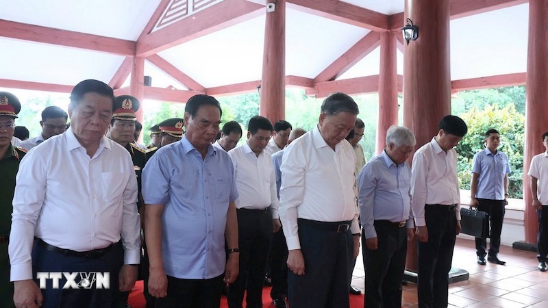 Генеральный секретарь ЦК КПВ То Лам воскурил благовония в мемориальном комплексе Президента Хо Ши Мина в Камау