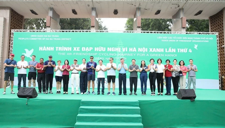 Сотни дипломатов приняли участие в велопробеге дружбы за зелёный Ханой