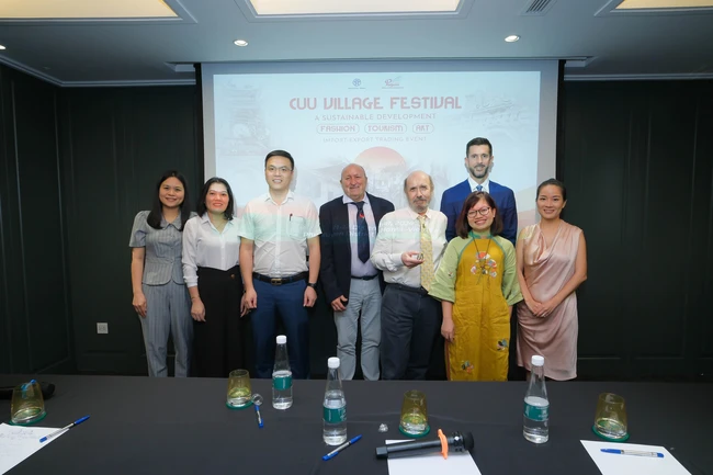 Вьетнам и Италия сотрудничают в продвижении моды, искусства и туризма в древней деревне в Ханое