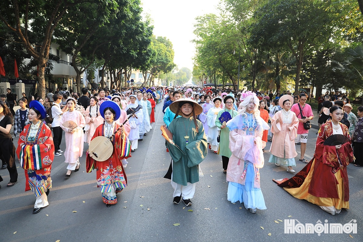 Парад вьетнамских традиционных костюмов прошёл у озера Хоанкием