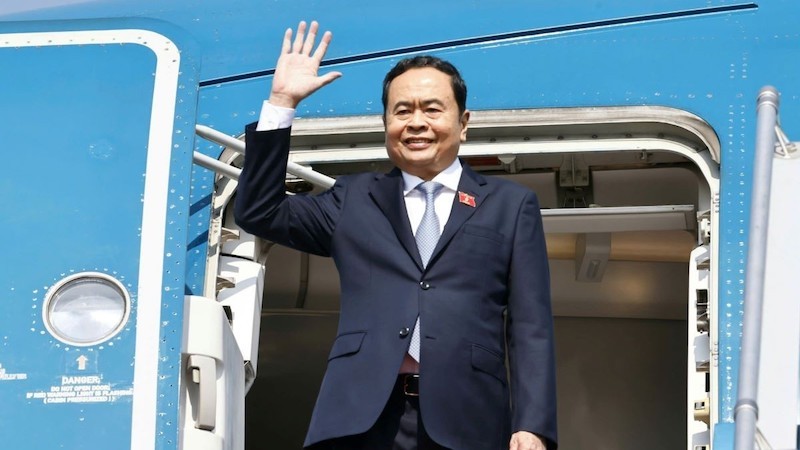 Председатель НС Чан Тхань Ман отправился с официальным визитом в Камбоджу