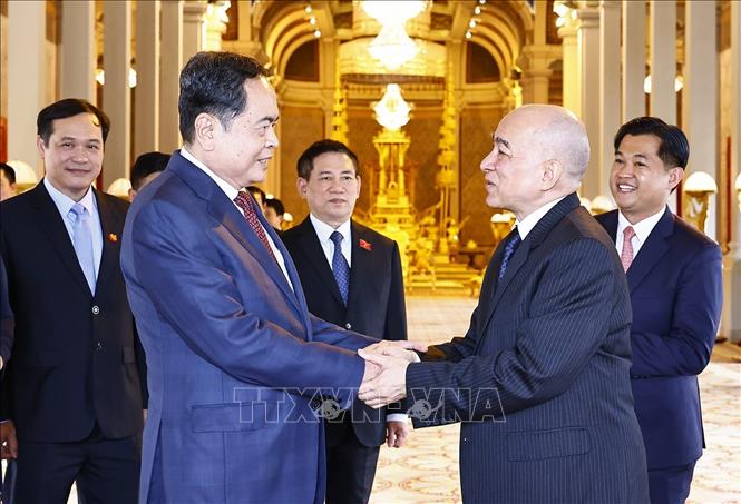 Председатель Нацсобрания Чан Тхань Ман нанёс визит королю Камбоджи Нородом Сихамони