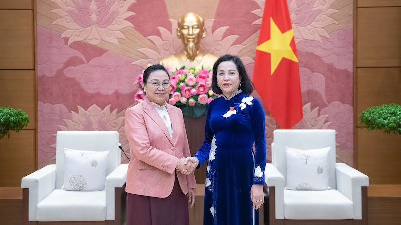 Зампредседателя НС Нгуен Тхи Тхань приняла Посла Лаоса во Вьетнаме