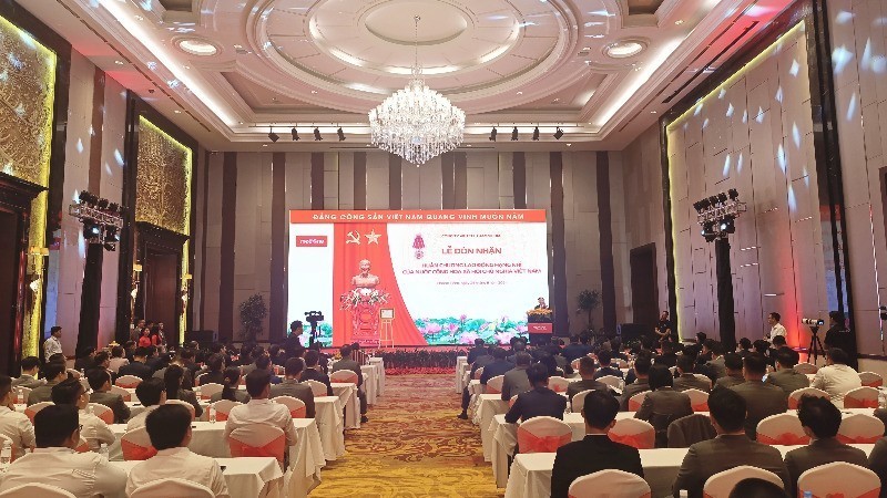 Вьетнамская компания в Камбодже получила орден Труда 2-й степени