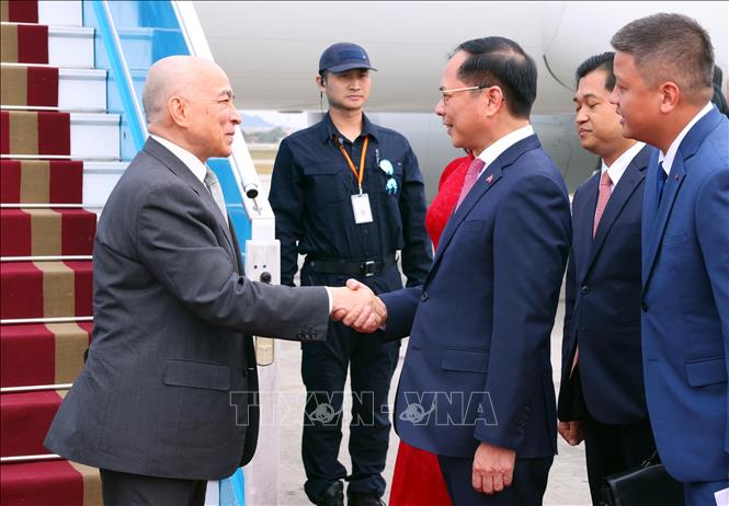 Король Камбоджи прибыл в Ханой, начав государственный визит во Вьетнам