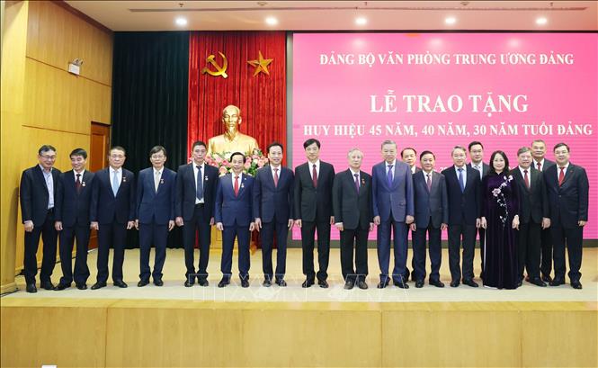 Генсек ЦК КПВ присутствовал на церемонии вручения почетного знака «45 лет членства в КПВ»