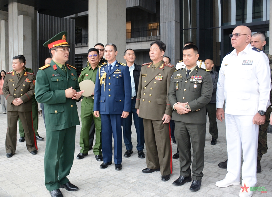 Военные атташе стран мира посетили музей военной истории Вьетнама
