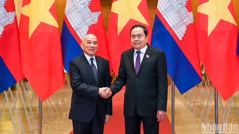 Председатель Национального собрания Чан Тхань Ман встретился с королем Камбоджи