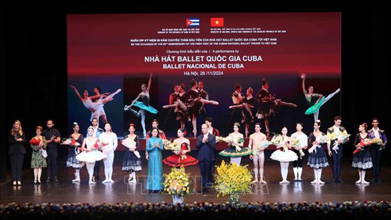 В Ханое прошло представление по случаю 60-летия первого выступления труппы артистов Кубинского национального балета во Вьетнаме