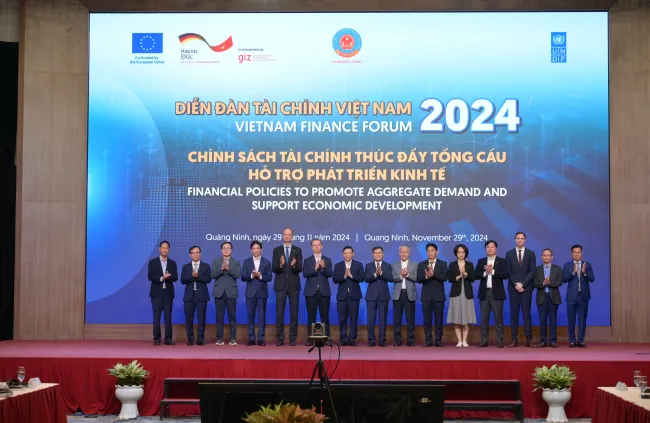 Вьетнамский финансовый форум-2024 Стимулирование совокупного спроса, создание стимула для развития бизнеса