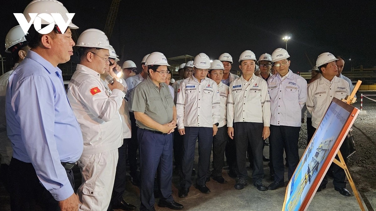 Премьер-министр Фам Минь Тинь принял участие в пяти мероприятиях, посвященных развитию нефтегазовой отрасли и морской ветроэнергетики