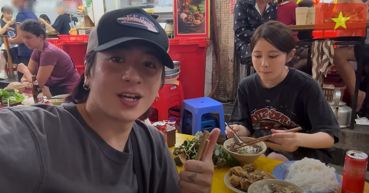 Японские туристы знакомятся с кухней Ханоя