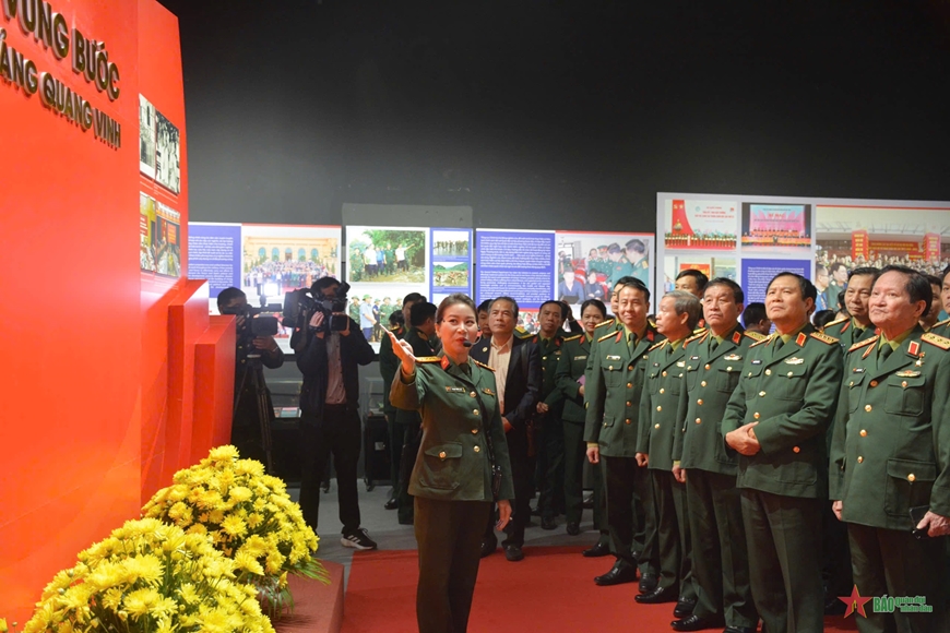 Открылась выставка «80 лет развития под славным флагом партии»