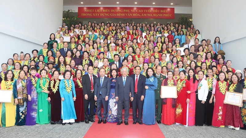 Чествование выдающихся пожилых женщин в построении культурных, благополучных и счастливых семей