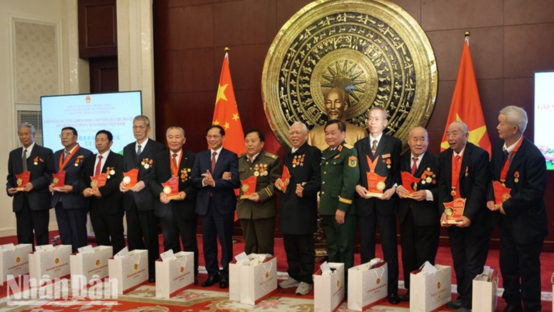 Выражение признательности китайским ветеранам и экспертам, оказавшим помощь вьетнамской революции