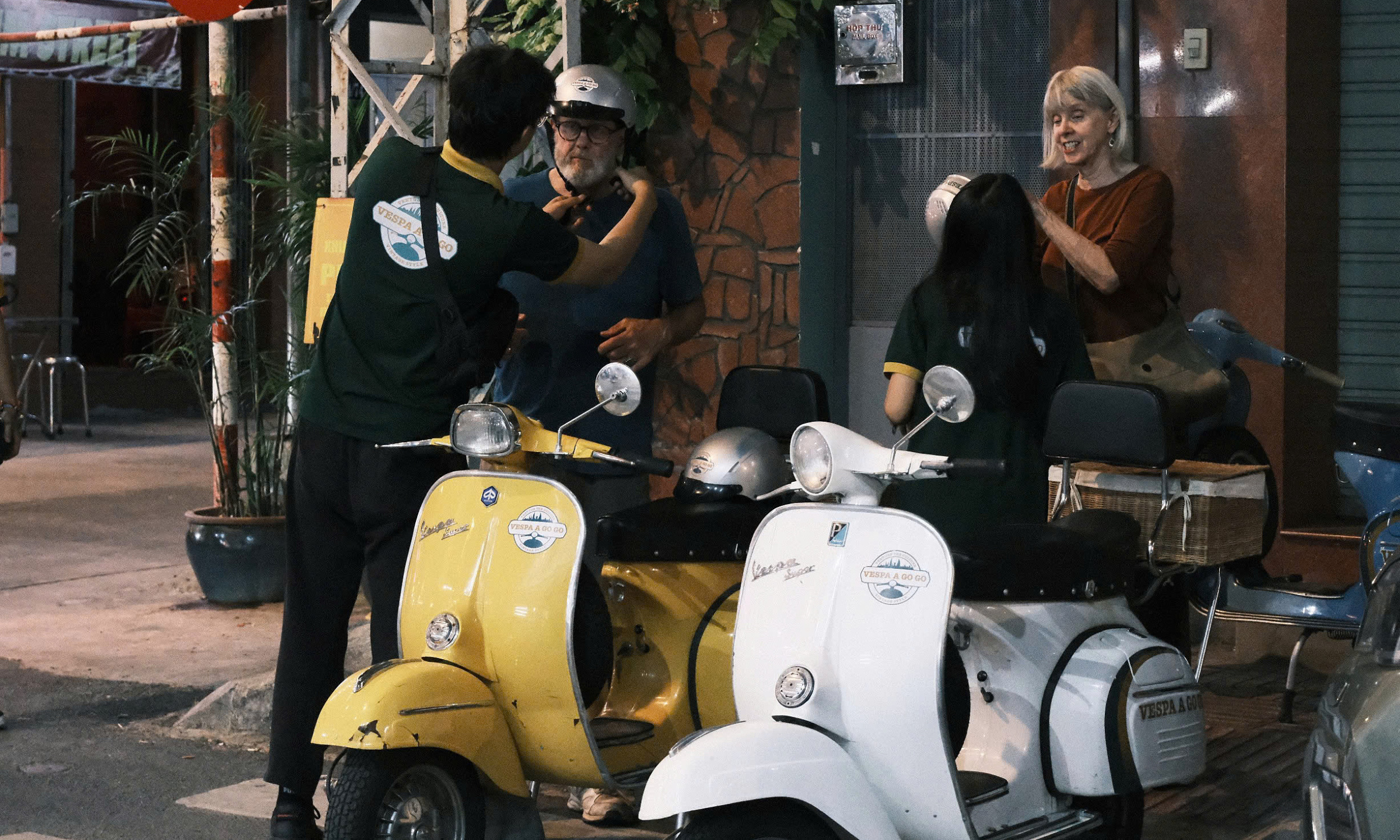 Американские туристы исследуют кулинарию Хошимина на старинных скутерах Vespa