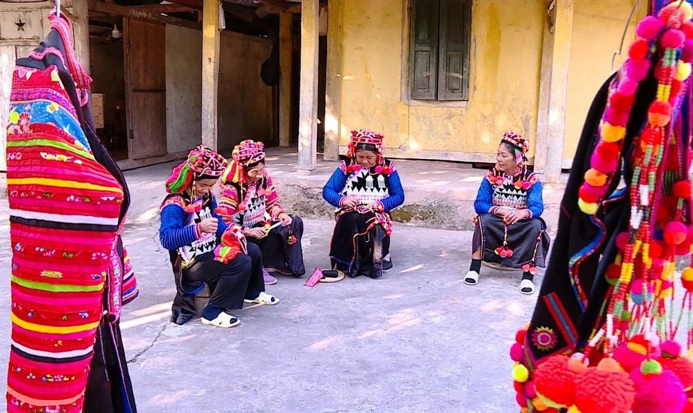 Культурная красота, отражающаяся в традиционной одежде женщин народности Хани в провинции Дьенбьен