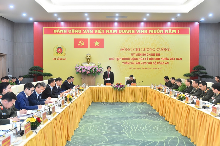 Президент провел рабочую встречу с Министерством общественной безопасности