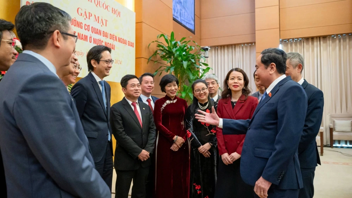 Председатель Национального собрания встретился с новыми главами дипломатических миссий Вьетнама