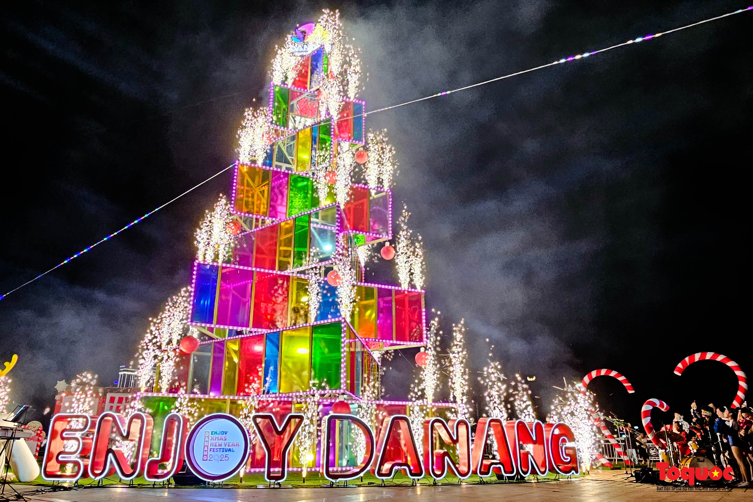 В Дананге зажгли рождественскую елку
