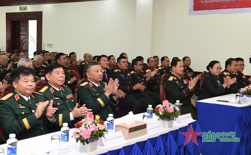 Лаос наградил орденами и медалями бывших вьетнамских солдат-добровольцев