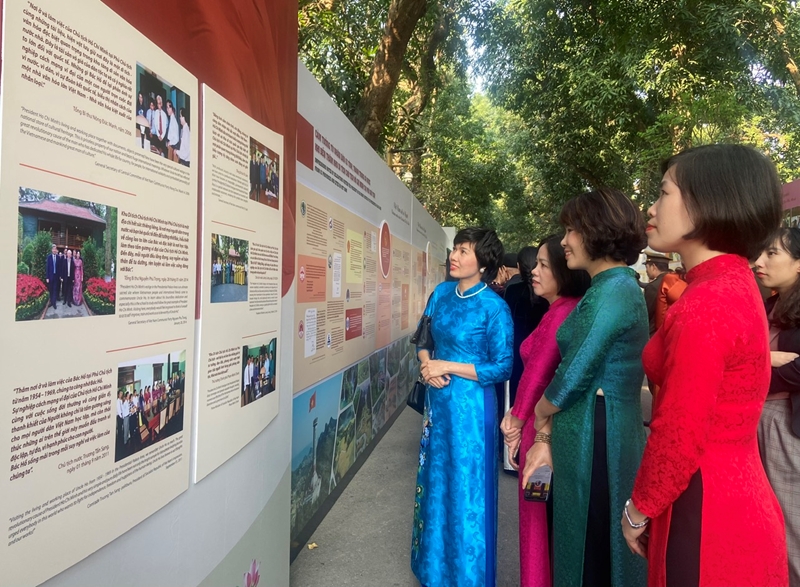 Выставка «Эмоции от мемориала президенту Хо Ши Мину в Президентском дворце»