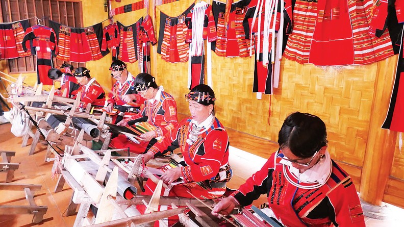 Яркие краски представителей народности Патхен